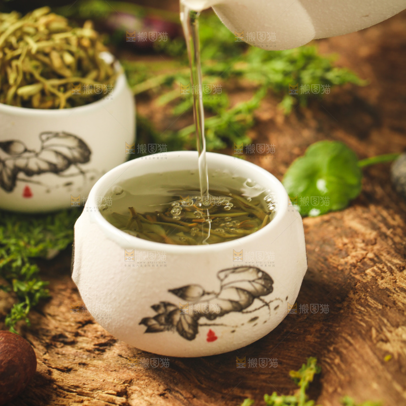 木底上放着一杯金银花茶