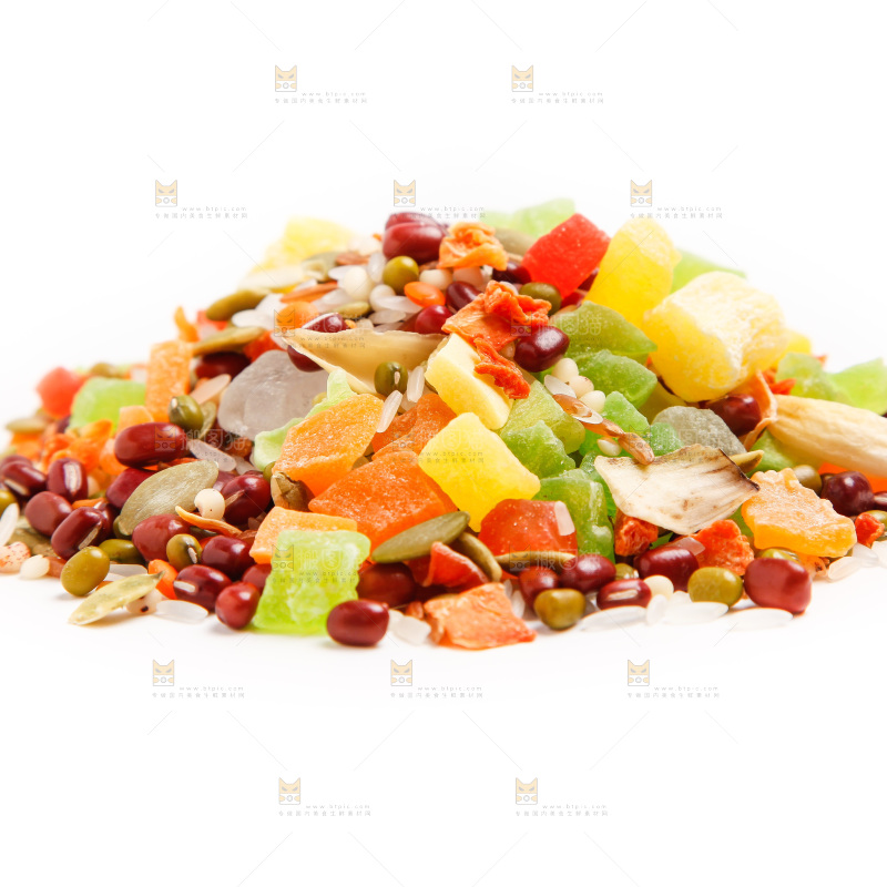 白底上摆放着水果粥食材