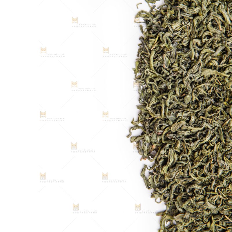 白底上摆放着绿茶