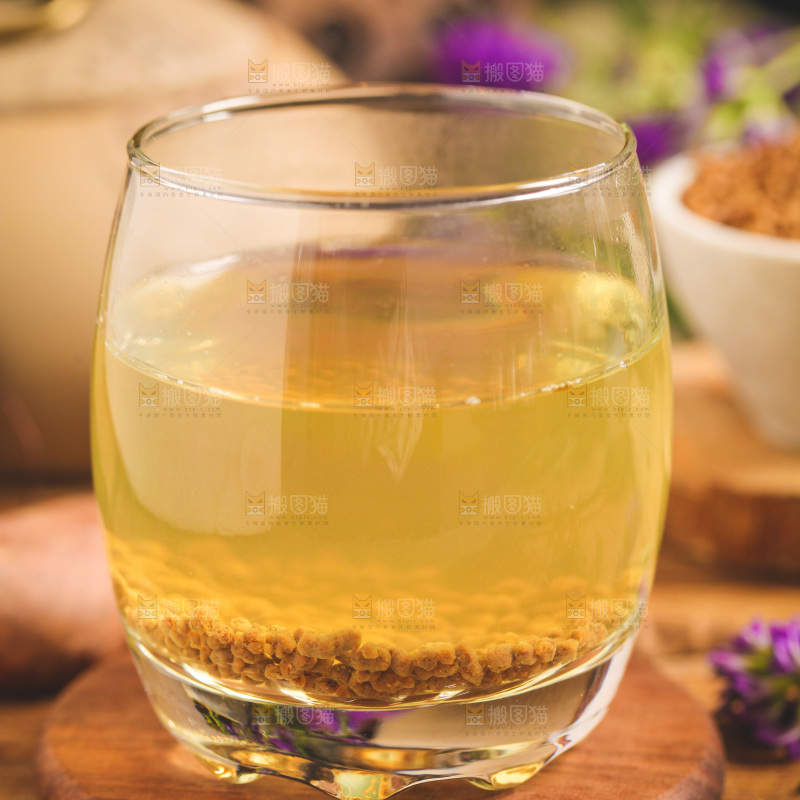 木底上放着一杯苦荞茶