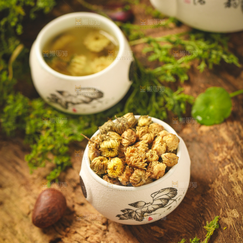 杯子里装着菊花