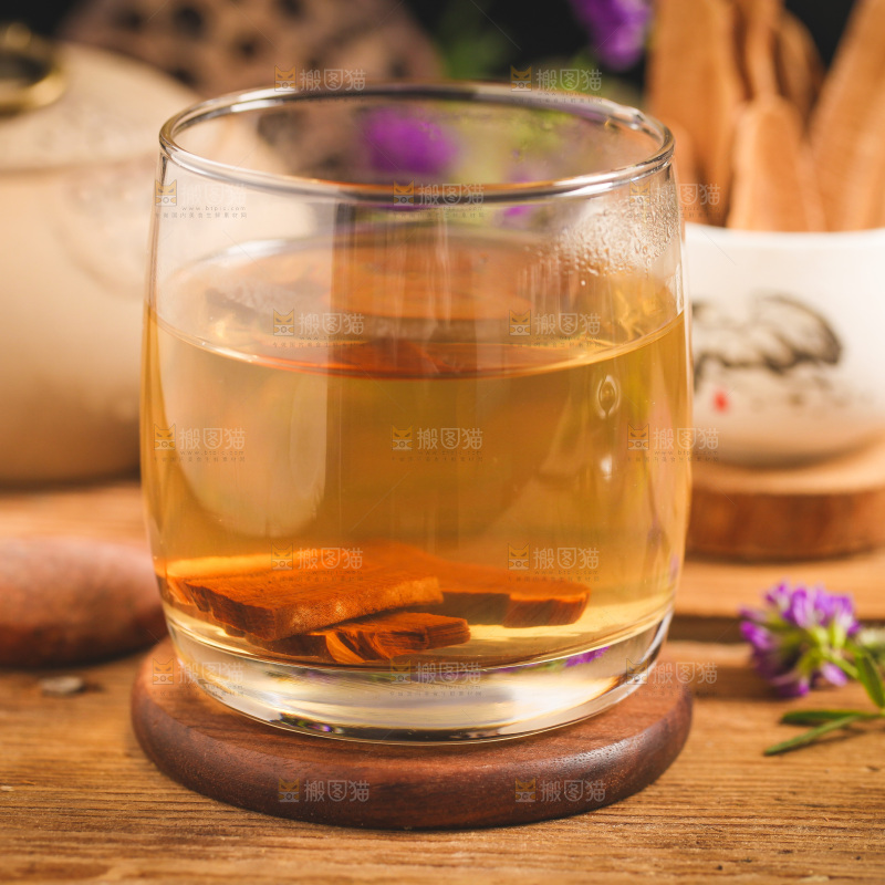 杯子里装着灵芝片泡茶