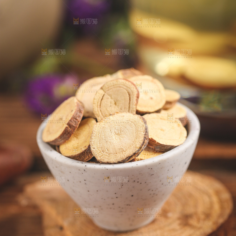 杯子里放着甘草片