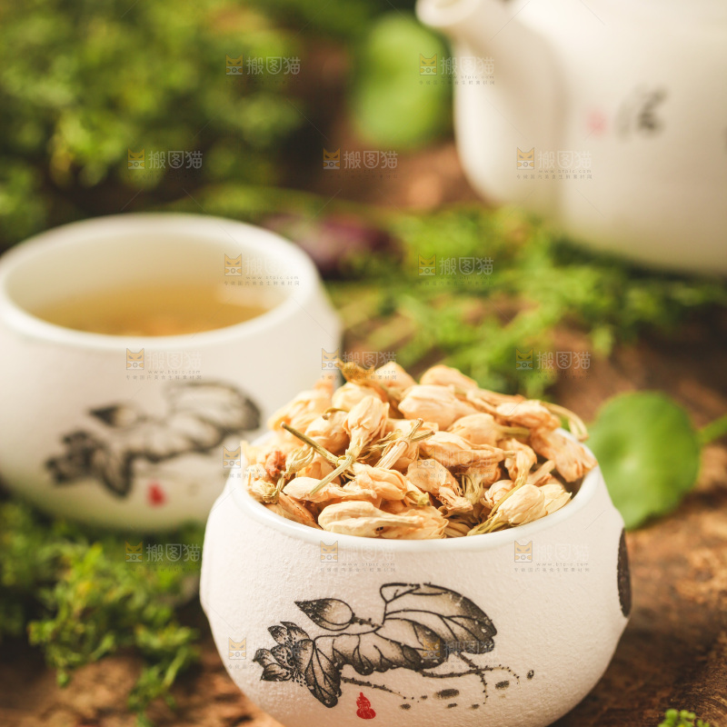 杯子里装着茉莉花