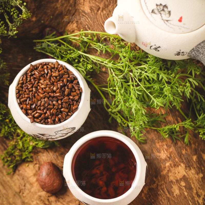 杯子里装着决明子茶