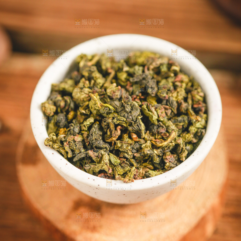 杯子里装着乌龙茶茶叶