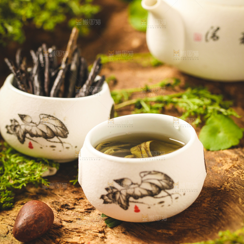 木底上放着一杯苦丁茶