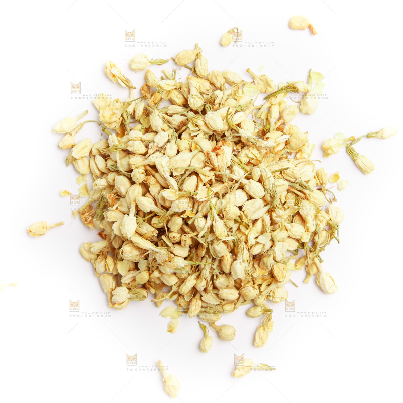 白底上放着茉莉花茶