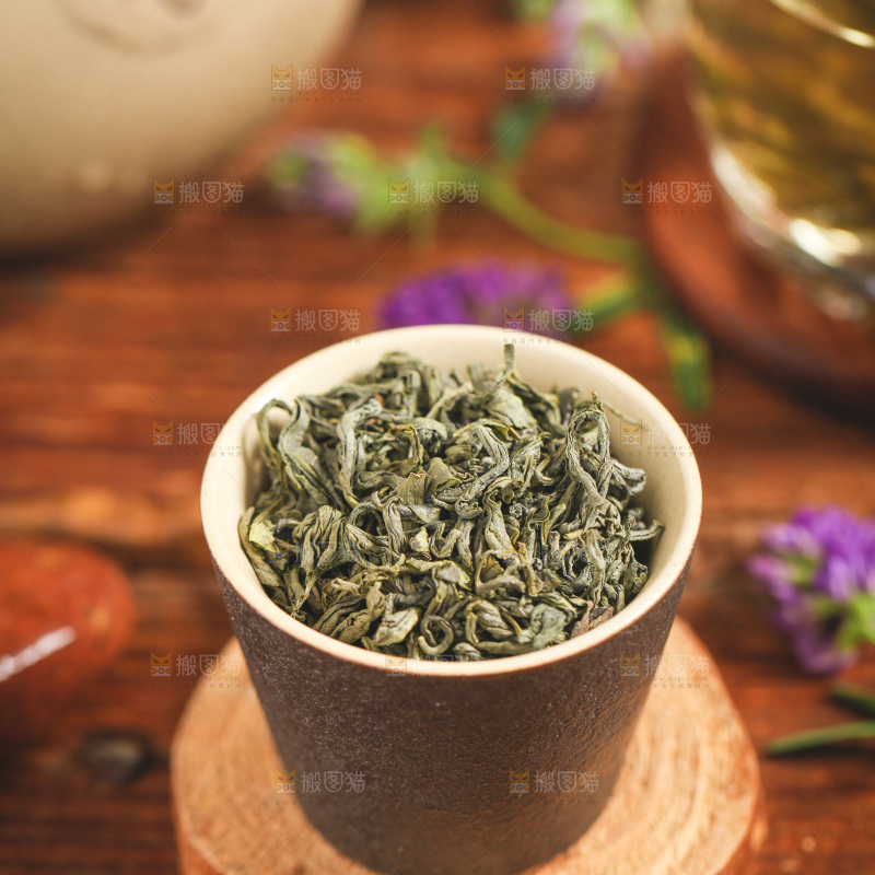 杯子里装着绿茶茶叶