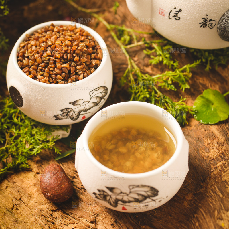 木底上放着一杯荞麦茶
