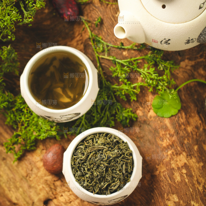 杯子里装着绿茶茶叶