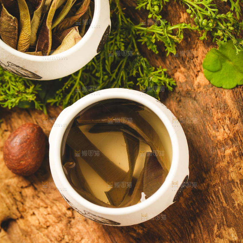 木底上放着一杯芦荟茶