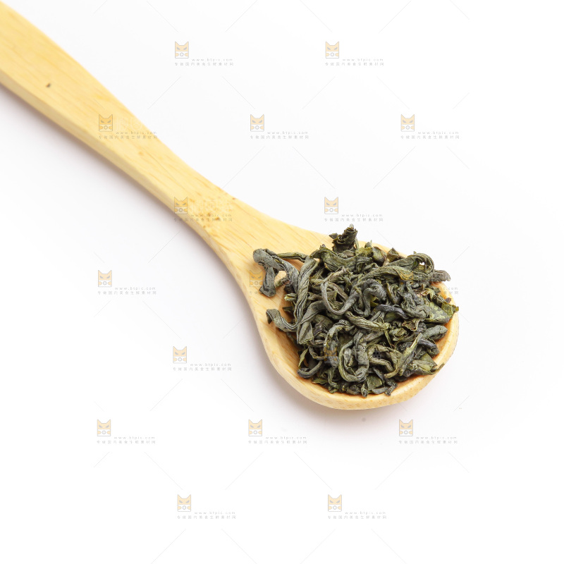 勺子上放着茶叶