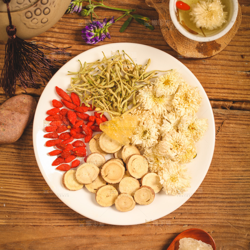 盘子里装着花茶食材
