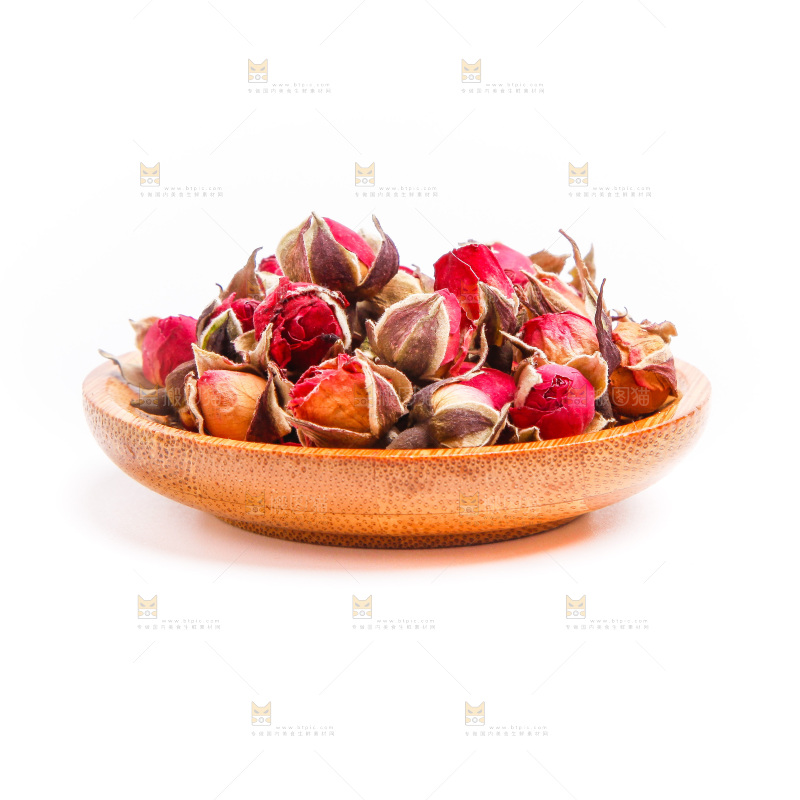 碟子里装着玫瑰花茶