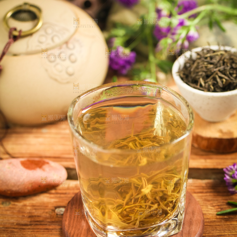 木底上放着上一杯毛尖茶