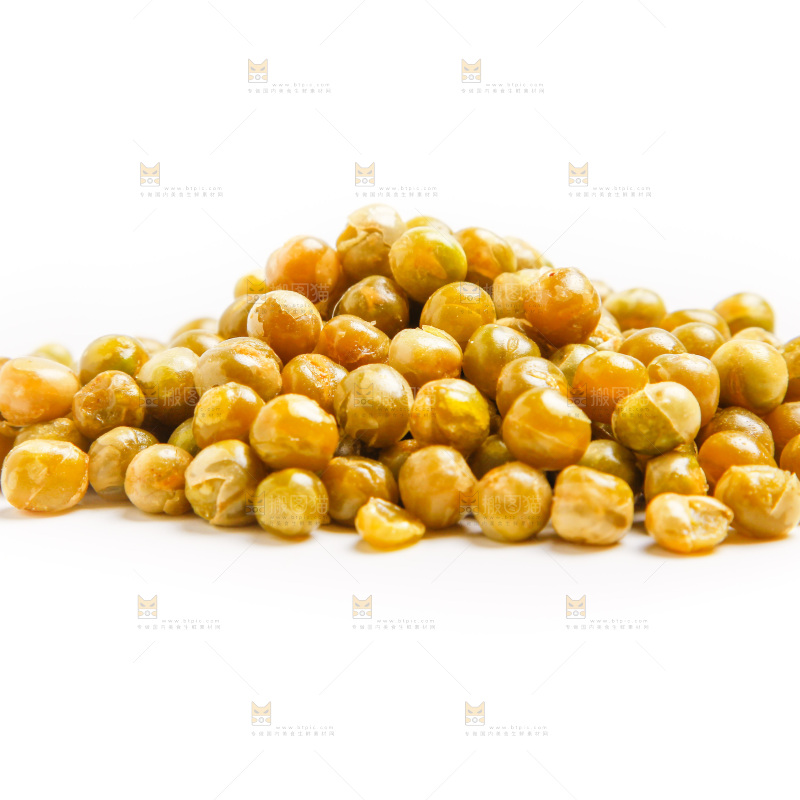 白底上摆放着青豌豆