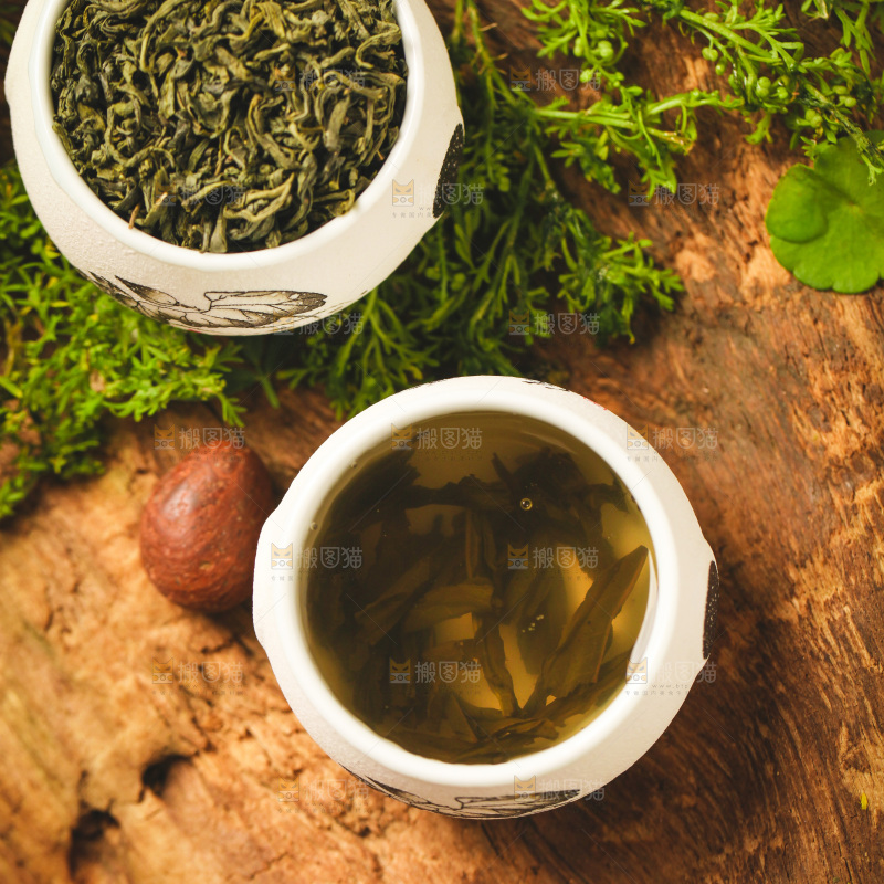 木底上放着一杯绿茶