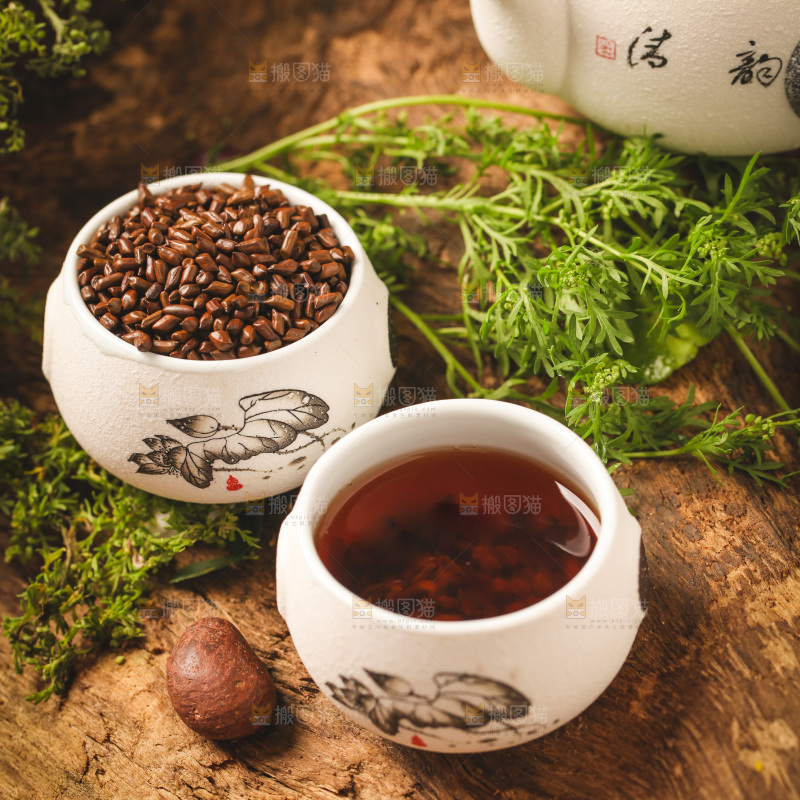 杯子里装着决明子茶