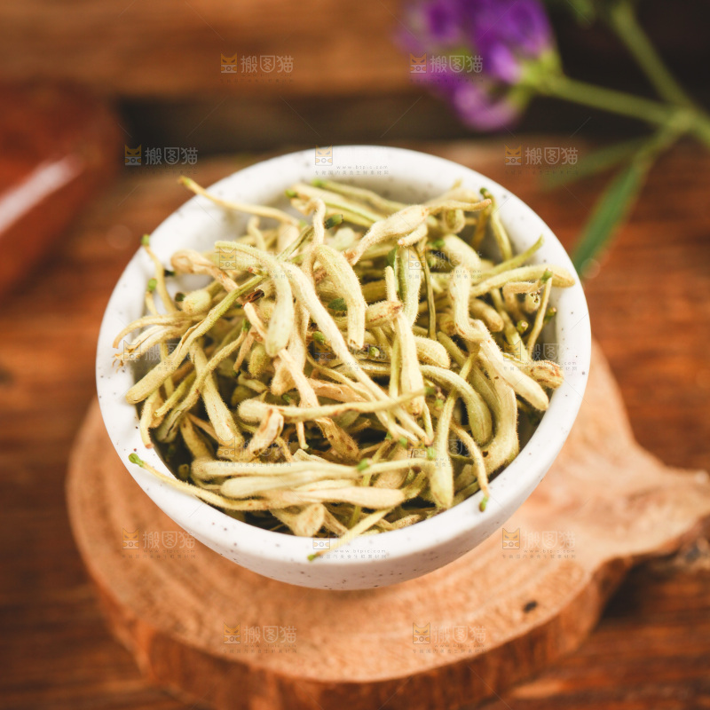 茶杯里放着金银花