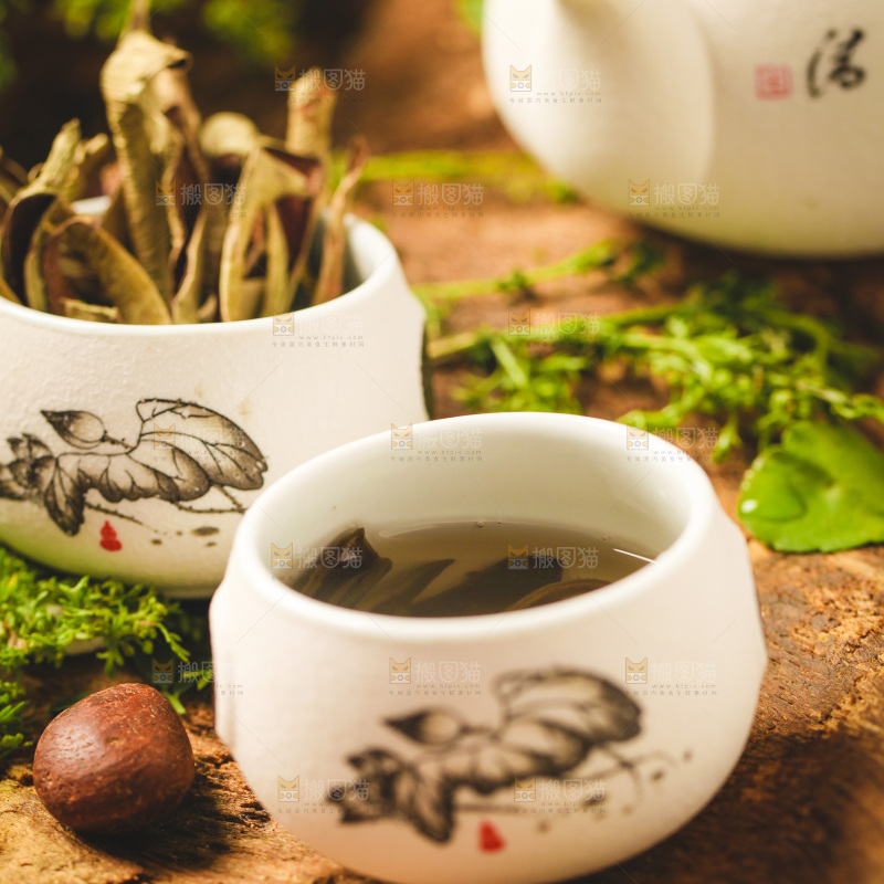 木底上放着一杯芦荟茶