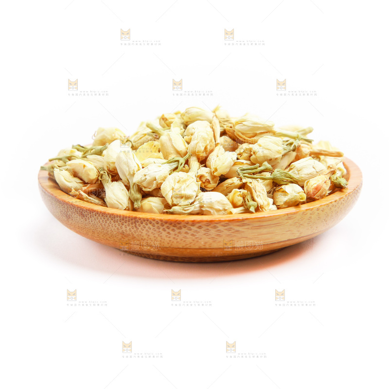 碟子里装着茉莉花茶