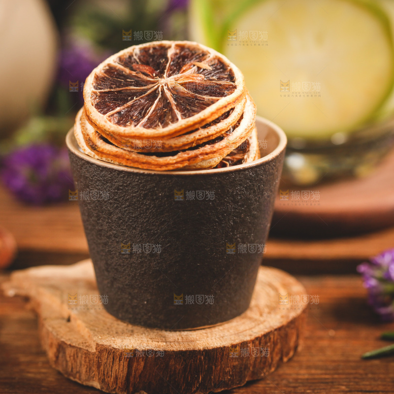 杯子里装着干柠檬片