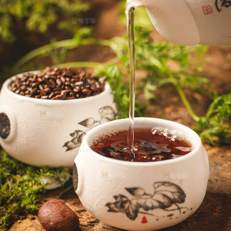 杯子里装着决明子茶