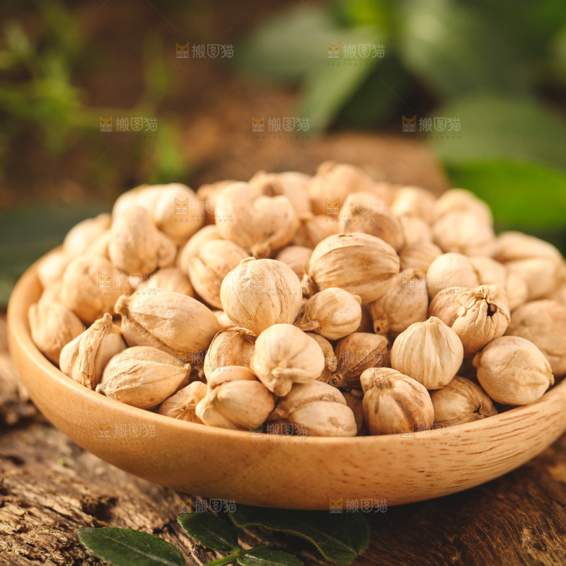 盘子里装着白豆蔻