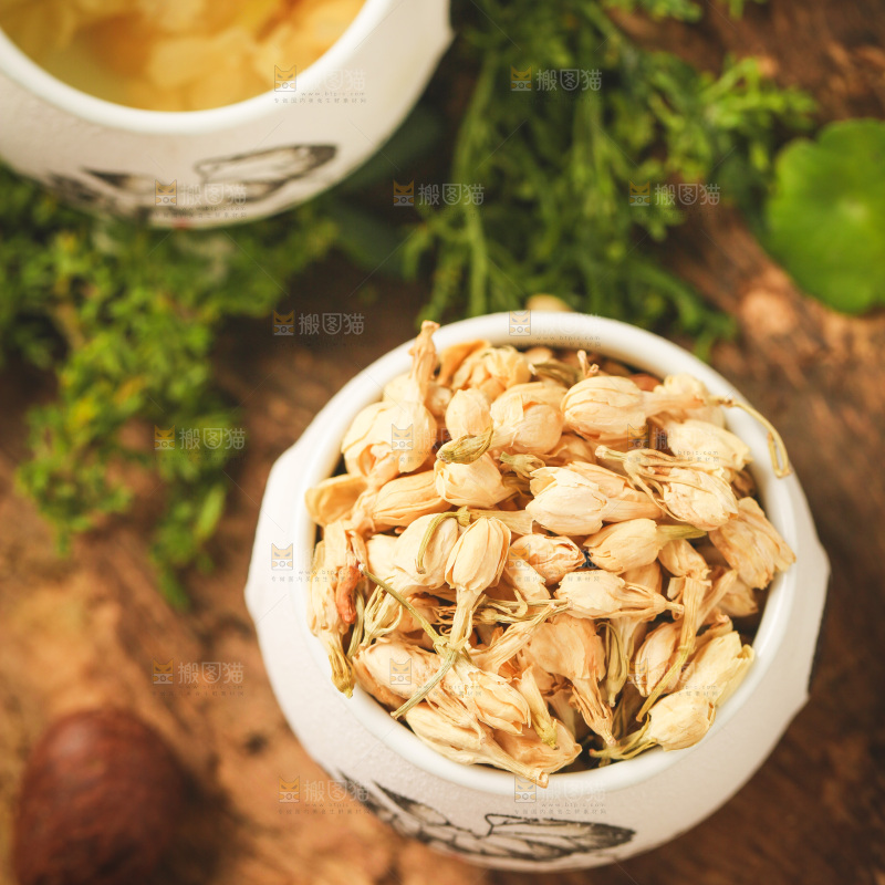 杯子里装着茉莉花