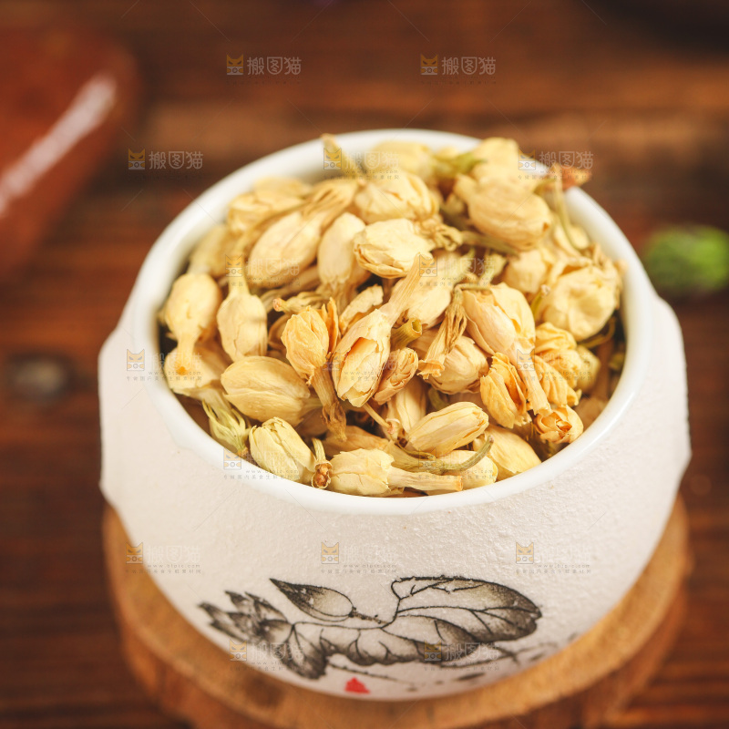 杯子里装着茉莉花