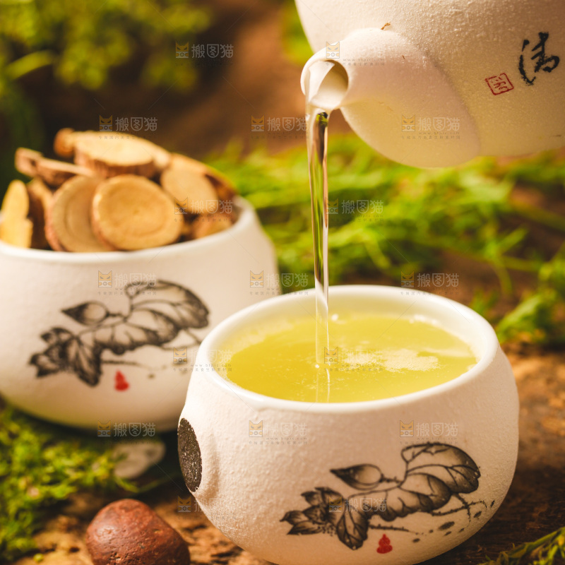 木底上放着一杯甘草片泡水