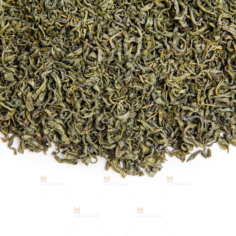 白底上摆放着绿茶