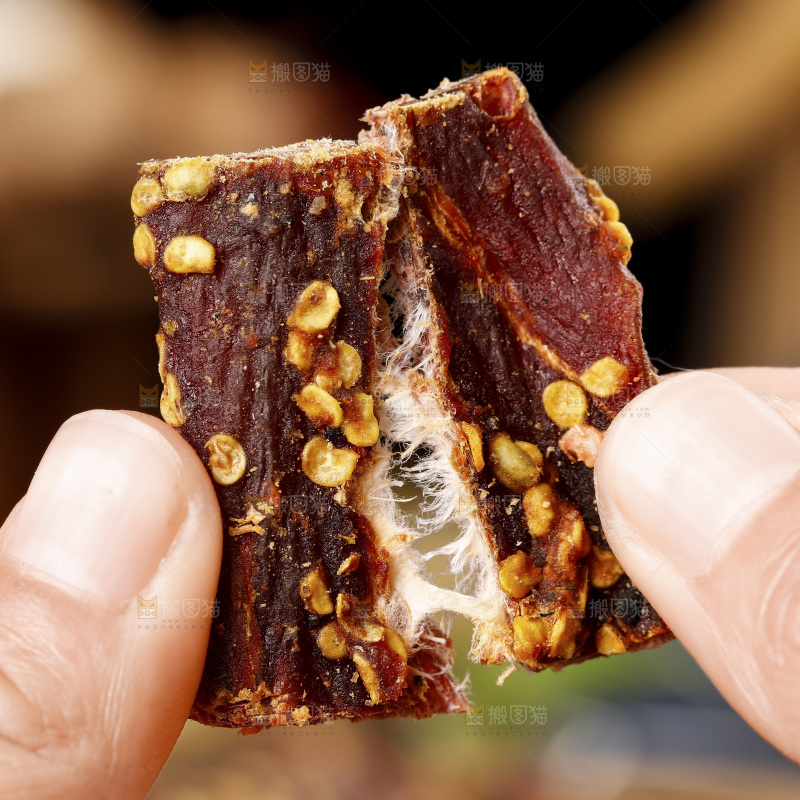手里拿着手撕牛肉干