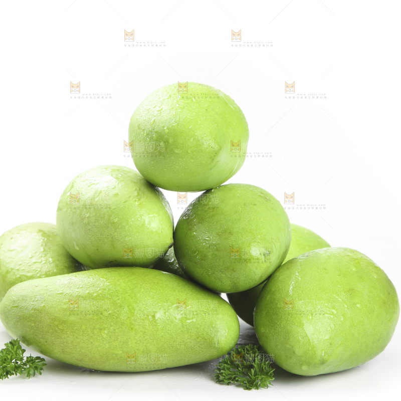 一堆新鲜生芒果