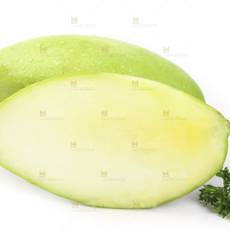 生芒果摆放在白底上