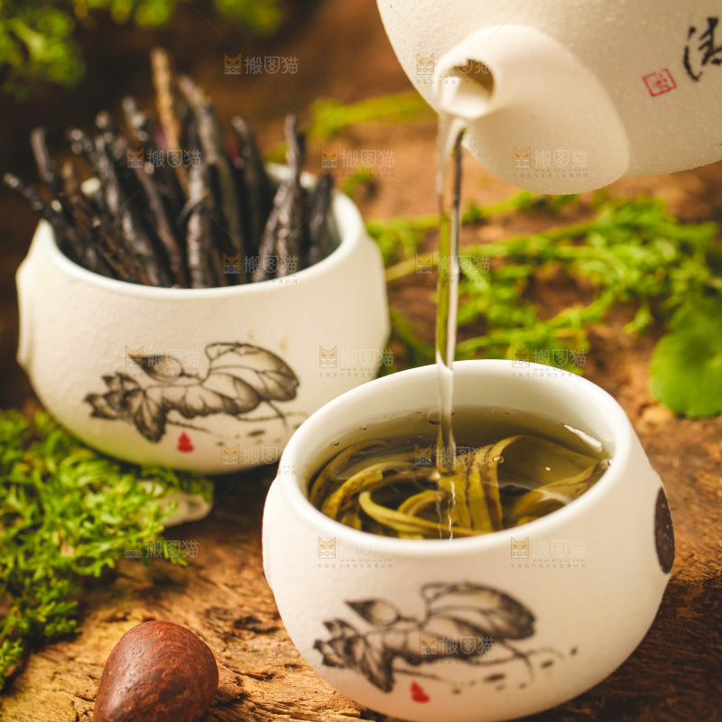 木底上放着一杯苦丁茶