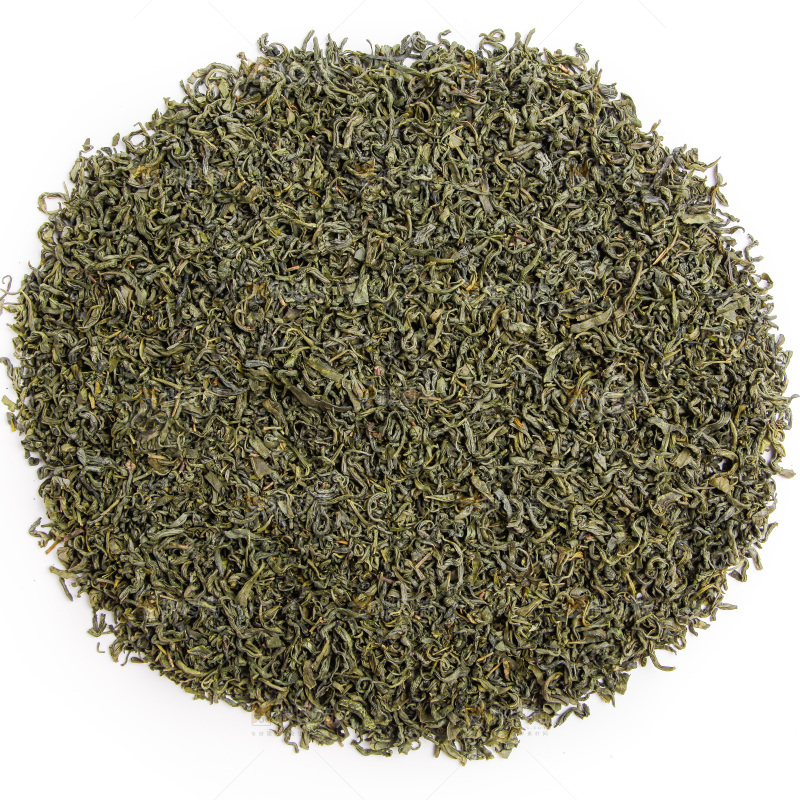 白底上摆放着绿茶