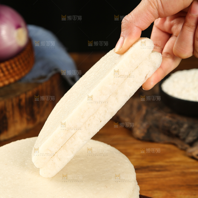 手里拿着糍粑