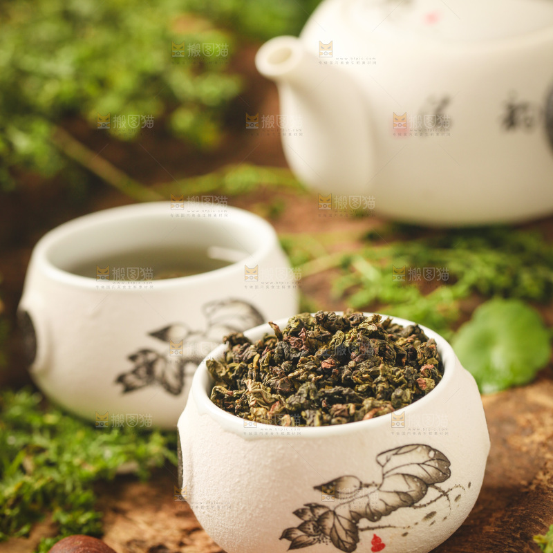 杯子里装着乌龙茶茶叶