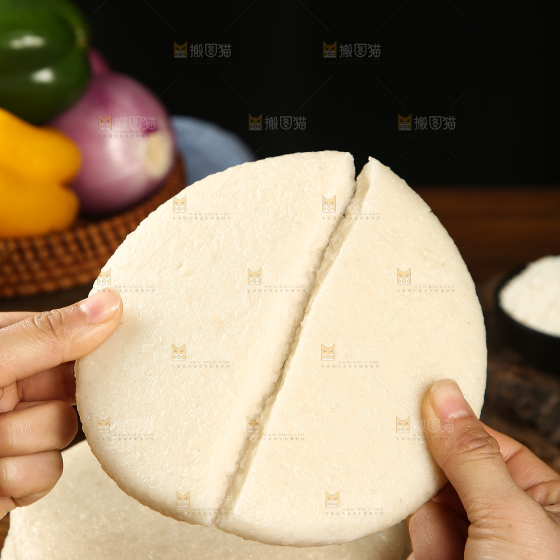 手里拿着圆形糍粑