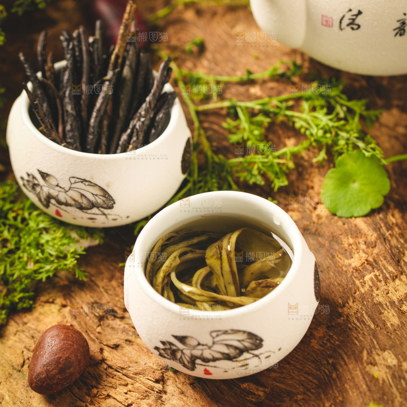 木底上放着一杯苦丁茶