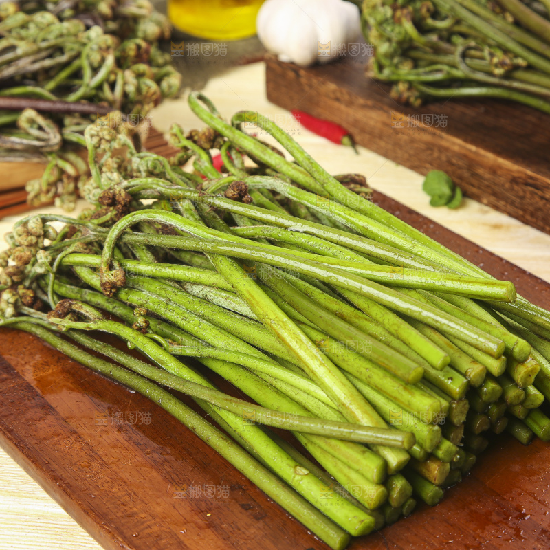 木底上摆放着蕨儿菜