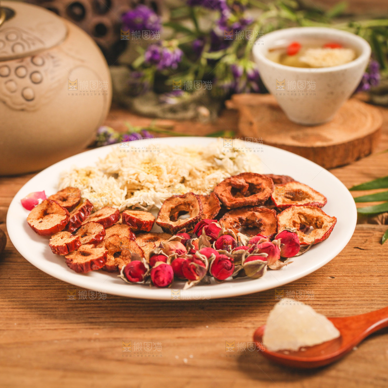 盘子里装着花茶食材