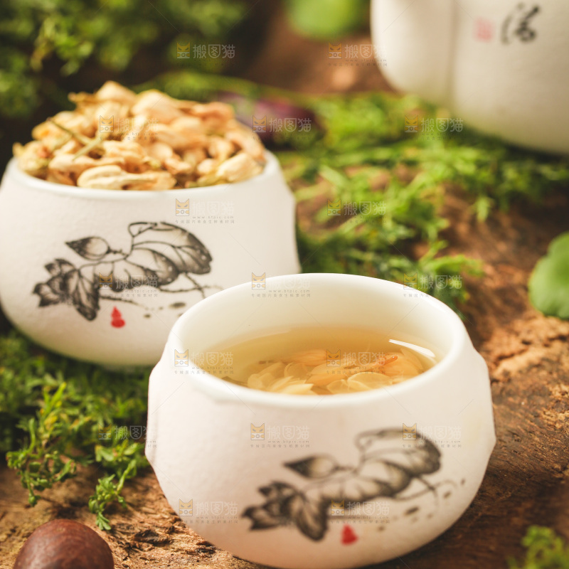 木底上放着一杯茉莉花茶