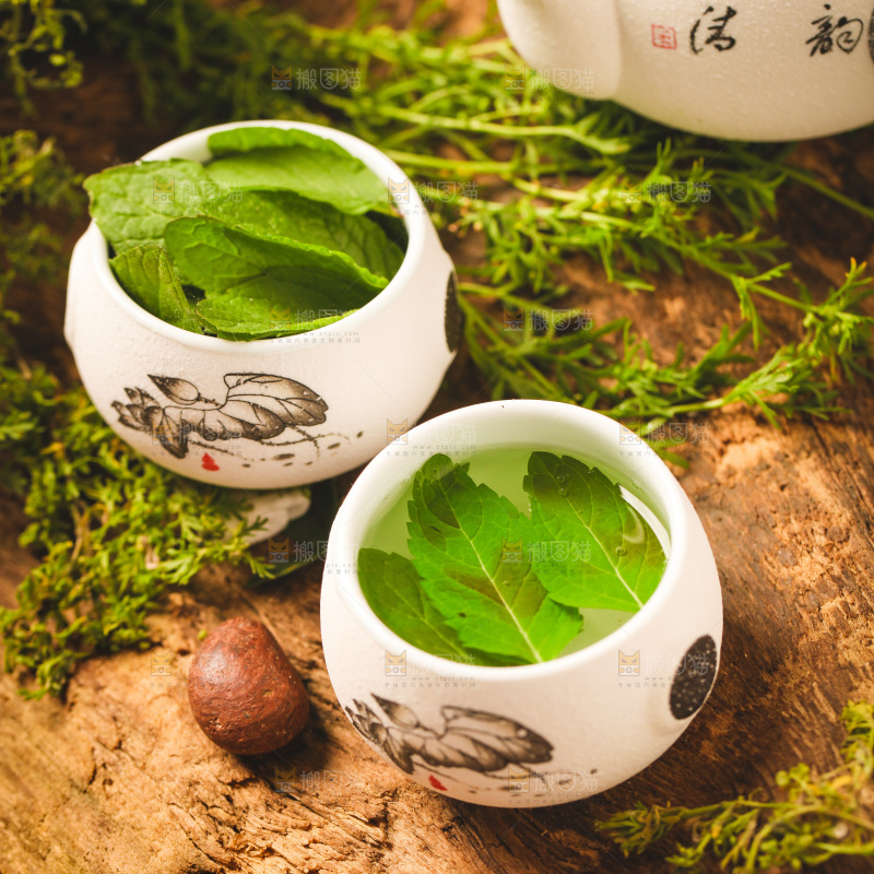 木底上放着一杯薄荷茶