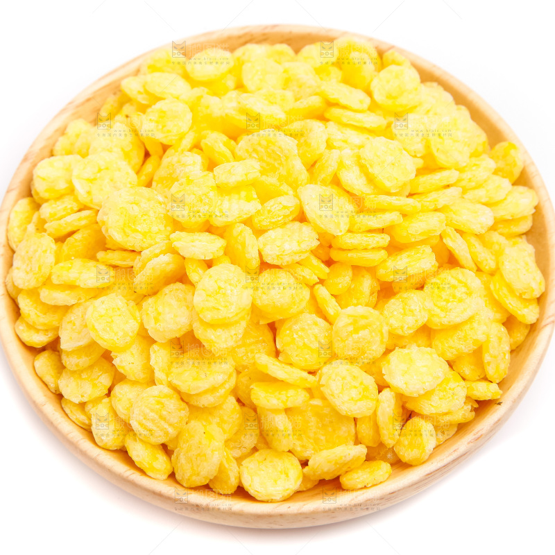 白底上放着玉米片