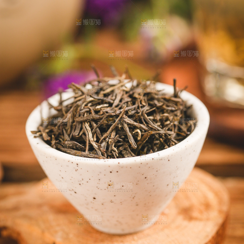 杯子里装着毛尖茶茶叶