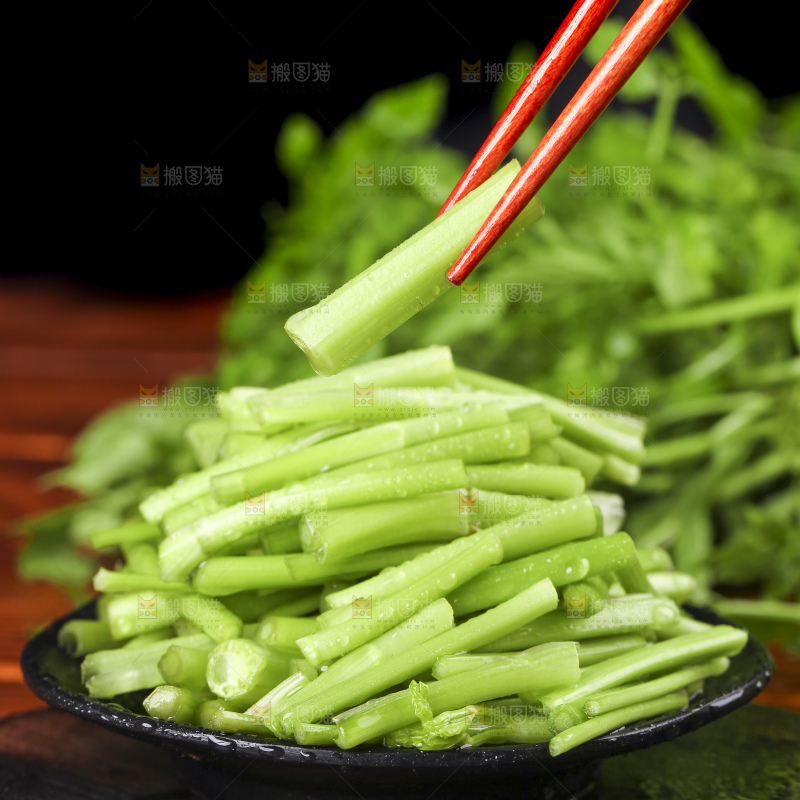 筷子上夹着水芹