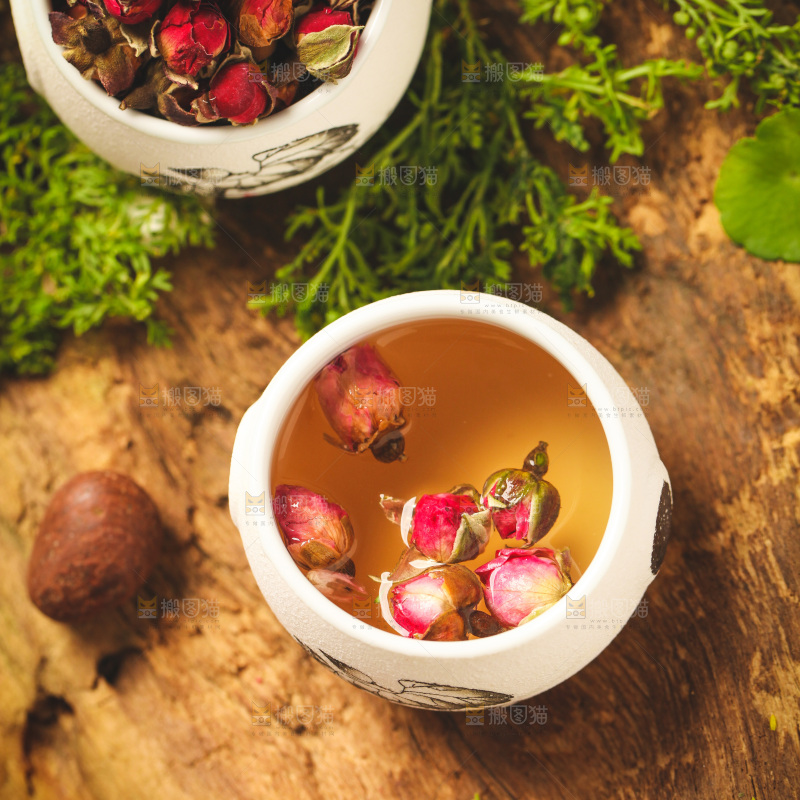 深底上放着一杯玫瑰花茶